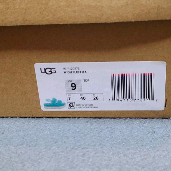 UGG Slippers - Picture 9 of 9